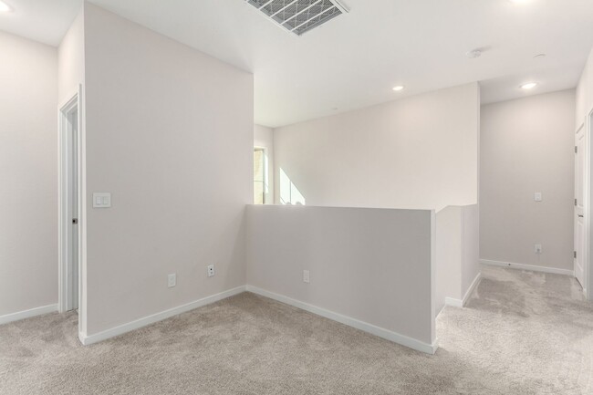 Building Photo - Modern and Spacious Townhome in the Mosaic...