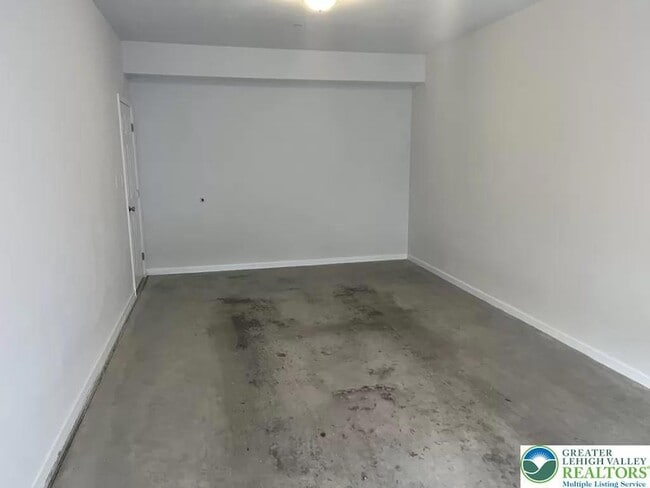 Building Photo - 1047 Cetronia Rd