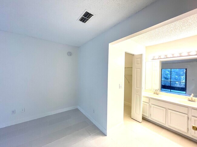 Building Photo - 2476 SE Garden Terrace