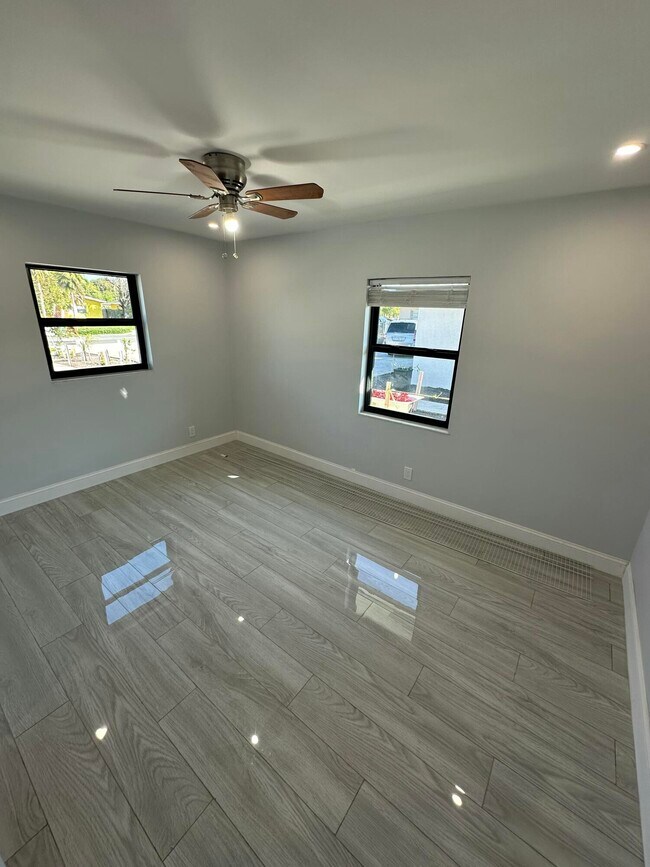 Building Photo - 122 SW 12th Ave