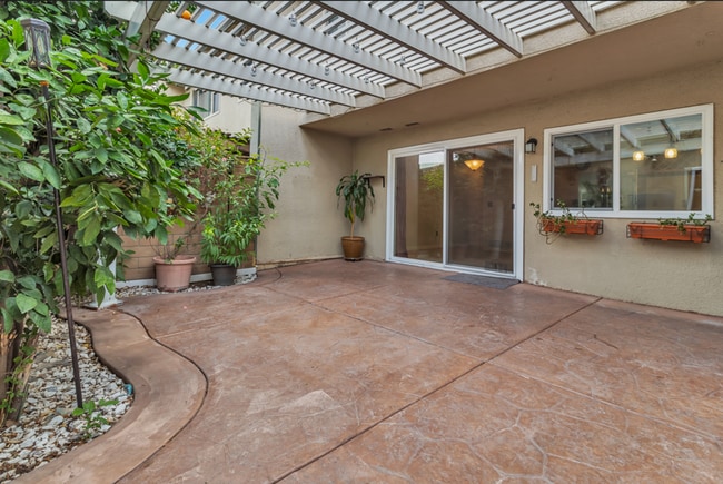 Building Photo - 1428 Camelot Dr