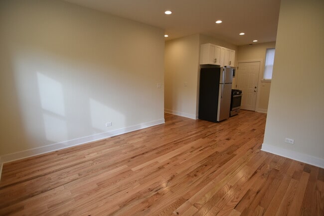 Building Photo - 1161 W Lunt Ave