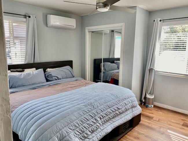 Building Photo - Darling 2 bedroom, 1 bath Single Family Home