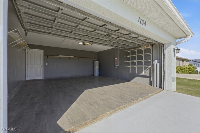 Building Photo - 1134 NE 4th Pl