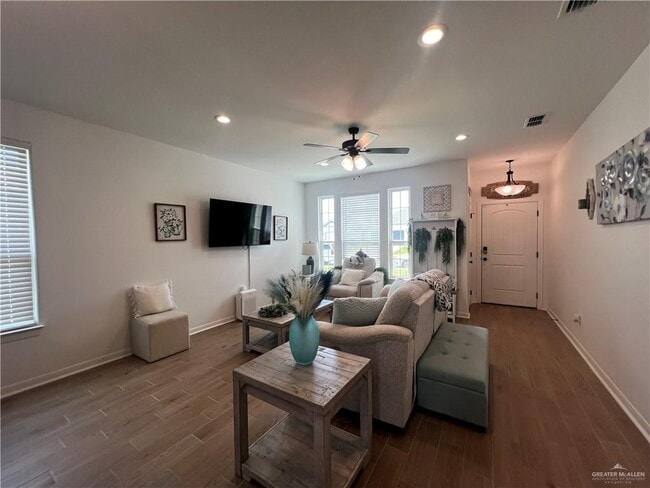 Building Photo - 23 El Paso Dr