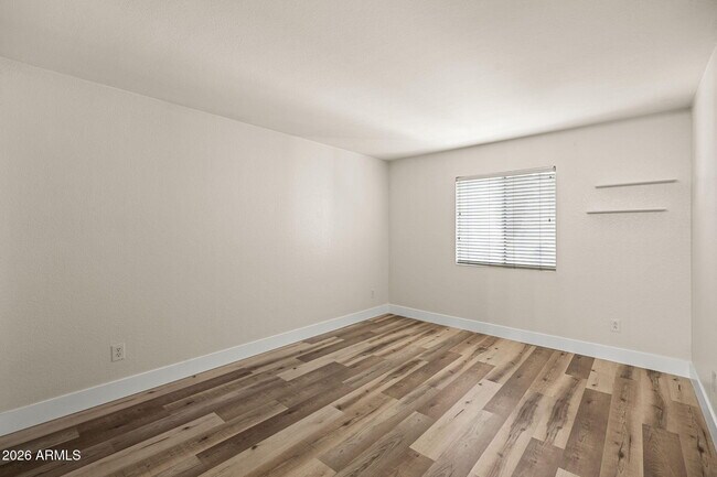 Building Photo - 740 W Elm St