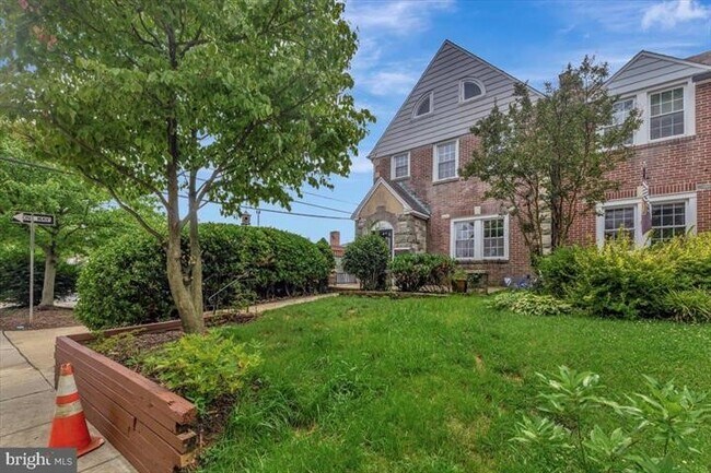 Building Photo - 427 Hopkins Rd