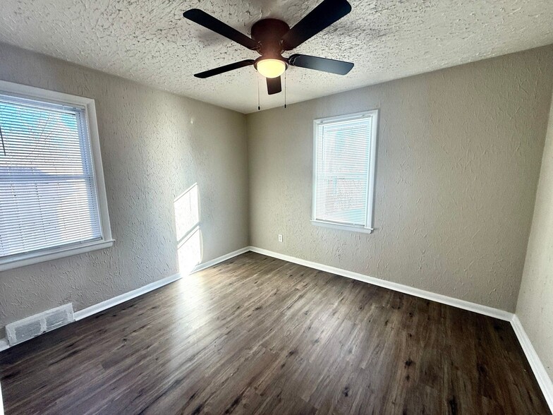 Building Photo - This beautifully updated 4-bedroom, 1-bath single-family home is ready for move-in!