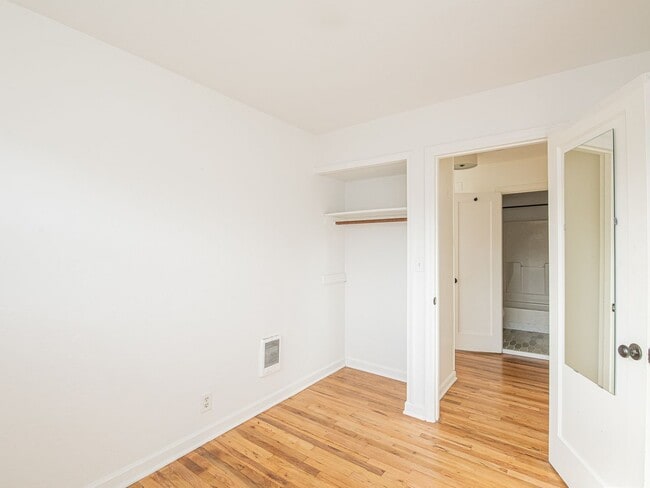 Building Photo - Adorable 3-bdrm/1-bath in Kenton. Hardwoods, deck, W/D, huge fenced backyard, off-street parking