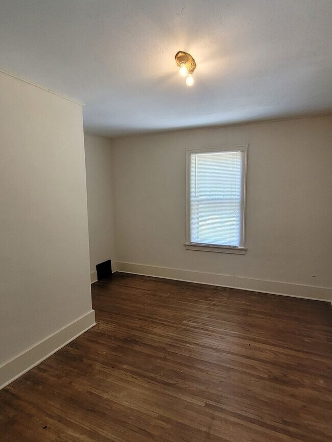 Building Photo - Charming home DOWNTOWN, steps from Columbia College