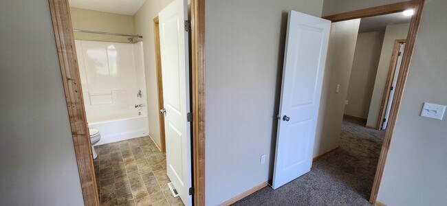 Building Photo - Rare 3 bedroom, 2.5 bathroom rental home w...