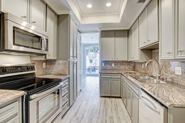 Building Photo - 7527 Del Monte Dr