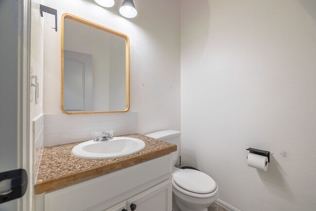 Building Photo - 4 Bed 3 Bath Located in Maple Hill Availab...