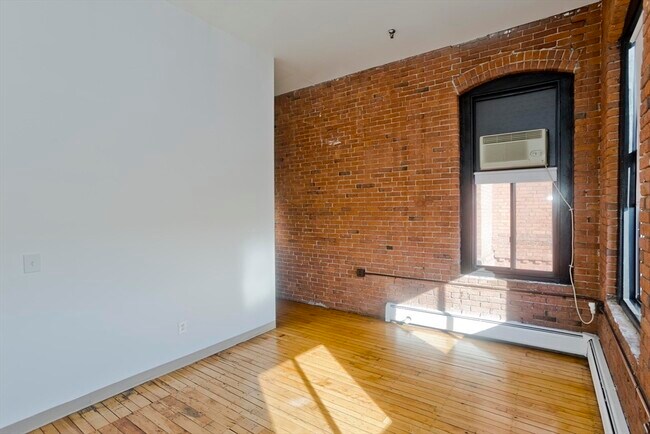 Building Photo - 45 Willow St