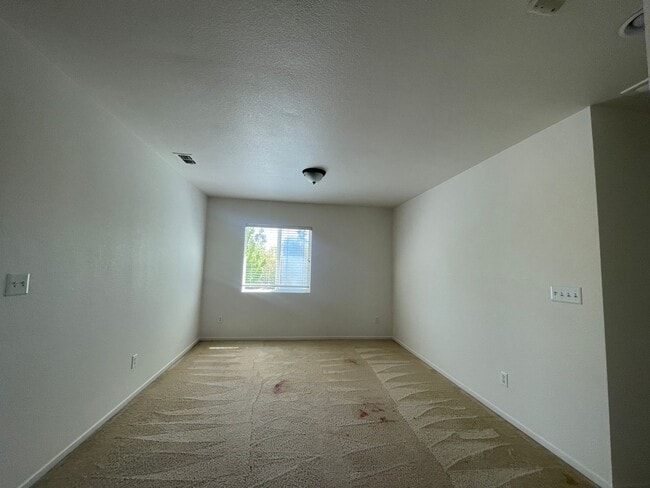 Building Photo - Large house! 5 Bedrooms and a loft!