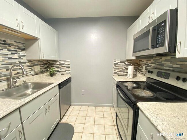 Building Photo - 19 Somers St