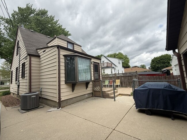 Building Photo - 4 Bedroom Single Family Home with 2.5 car garage