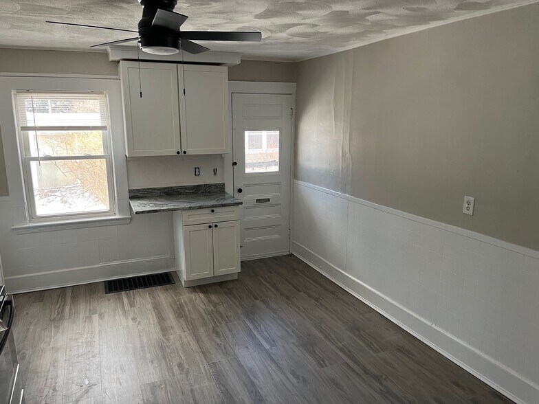 kitchen - 162 Montvale Ave