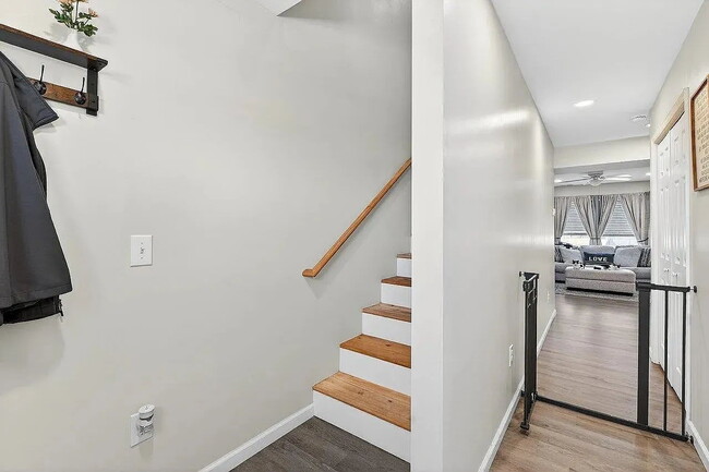 Building Photo - Like-New 2024 Townhome with Mountain Views, Garage & Backyard