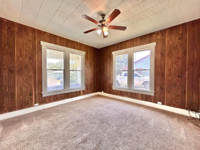 Building Photo - Inviting 2BR/1BA Single-Level Home with Po...