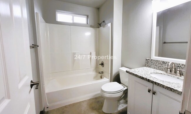 Building Photo - Inviting 3 BD | 2 BA Home with Big Backyard in West Linn