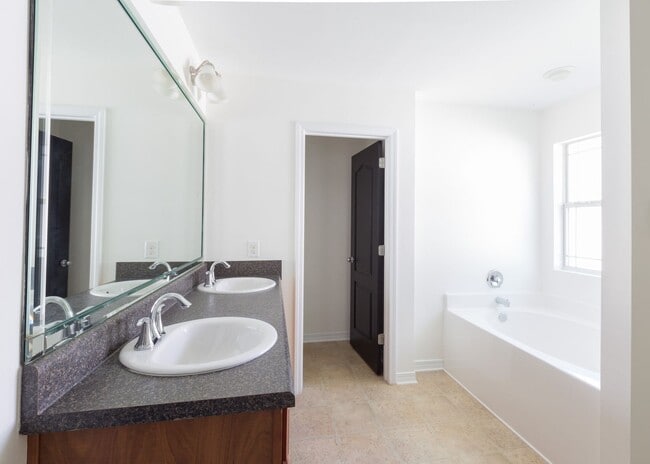 Building Photo - Centrally located 3 bedroom home