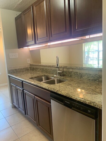 Kitchen - 2010 Kirksey Dr