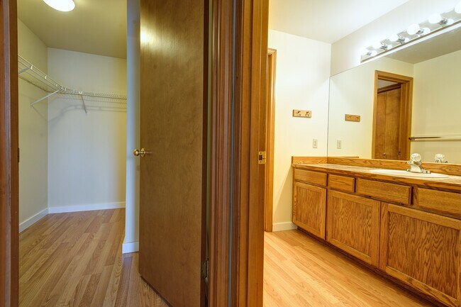 Building Photo - 8bed, 4 BA House, Close to University Village!!