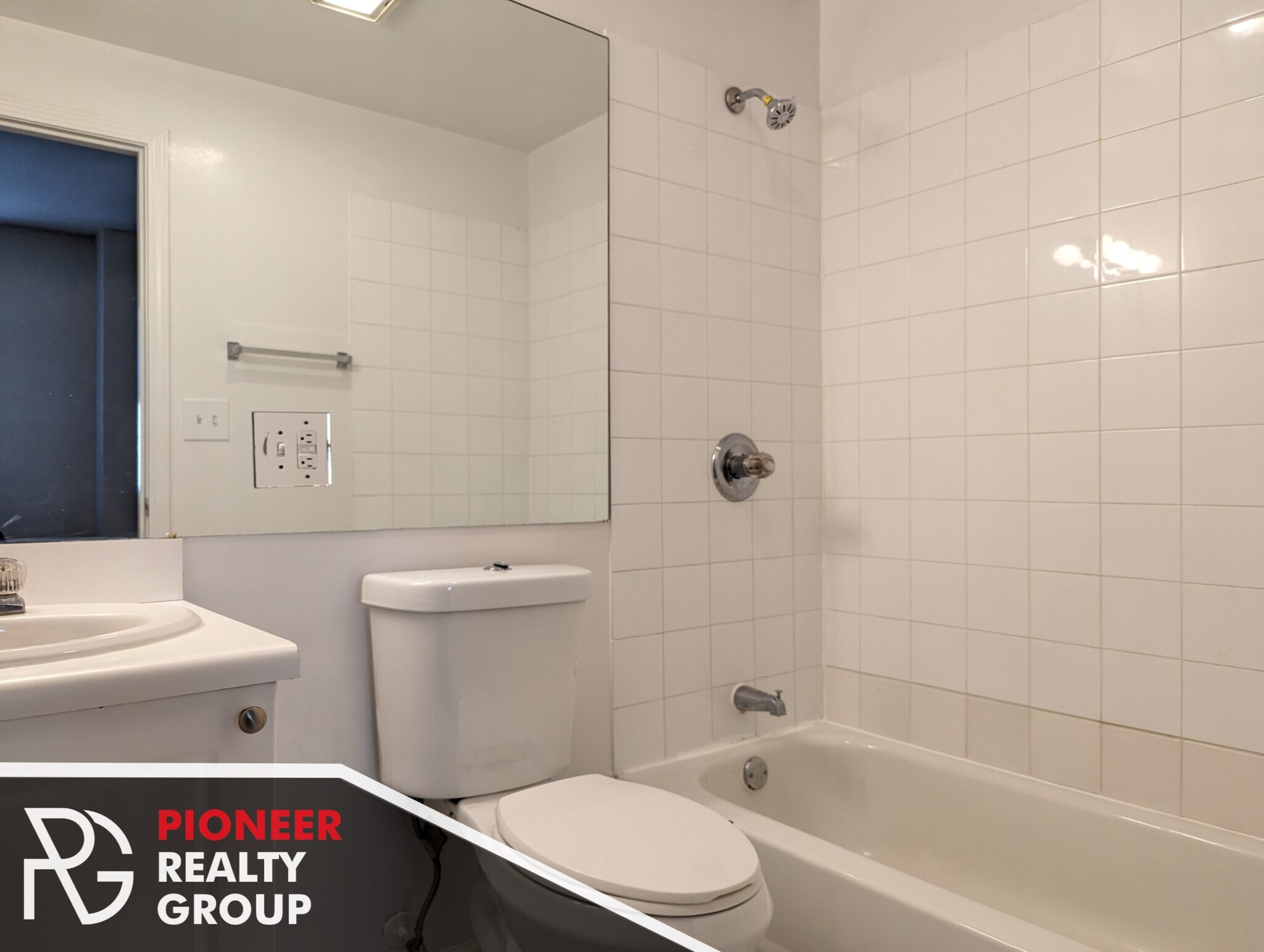 Building Photo - 914 W Dakin St