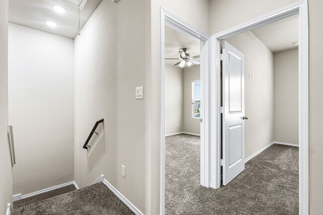 Building Photo - 127 Sai Mnr