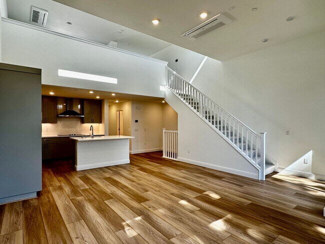 Building Photo - New Luxury Townhouse in Saratoga