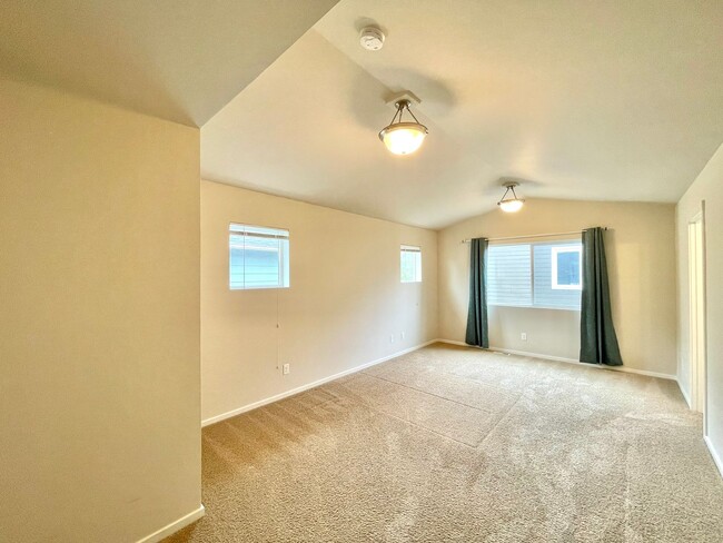 Building Photo - Modern 2017 Built Home in Silver Lake