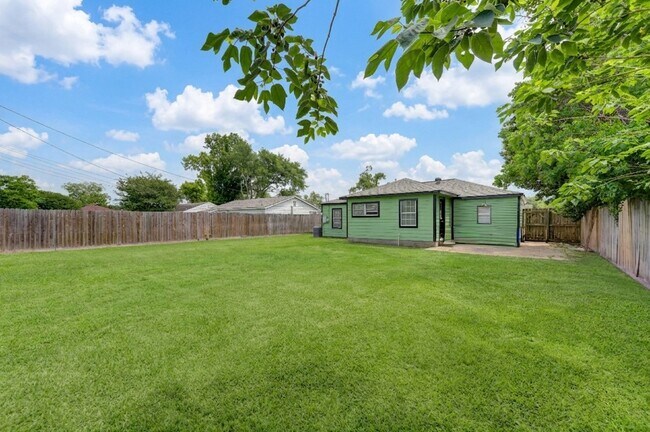Building Photo - 2205 Kingsdale Dr