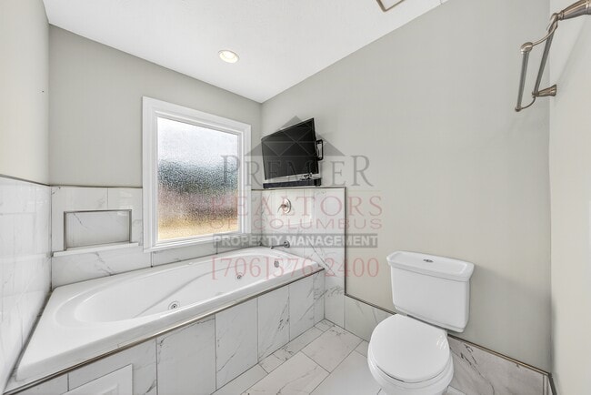 Building Photo - 7005 Robin's Nest Dr