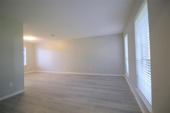 Building Photo - 3323 Hidden Creek Dr