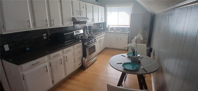 Building Photo - 37-37 Mary Ave