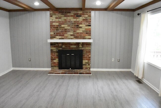 Building Photo - Welcome To Lake Ridge's Finest...