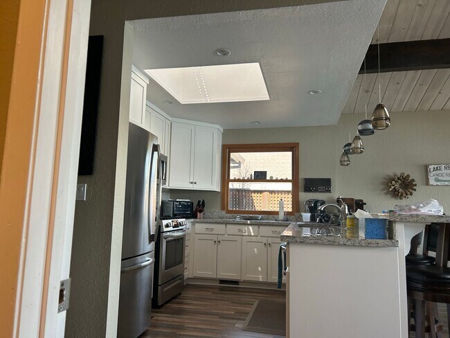 Building Photo - Don't Miss out on a Summer at the Lake.  Beautiful Fully Furnished Waterfront Home available July...