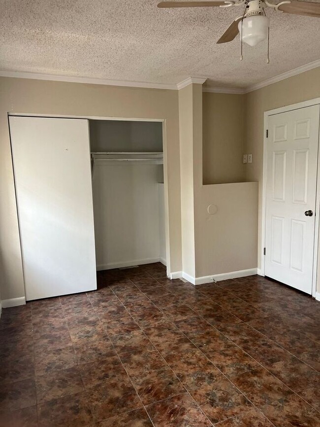 Building Photo - 2 bedroom Townhome off Pensacola Available...