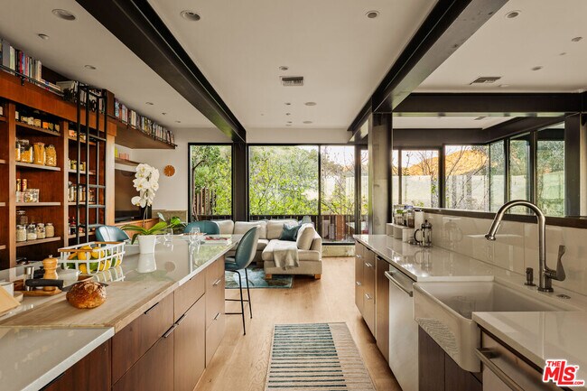 Building Photo - 1406 1/2 N Kenter Ave