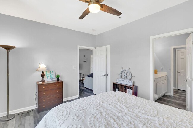 Building Photo - Charming 2-Bedroom Condo for Rent – Your P...