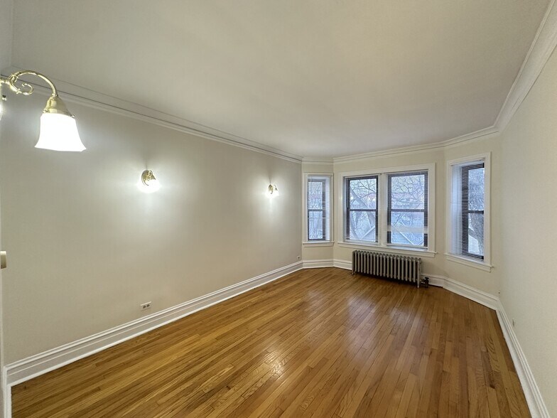 Building Photo - 1913 W Larchmont Ave