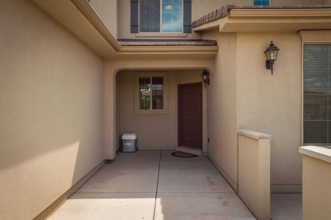 Building Photo - Spacious 3 Bedroom Home