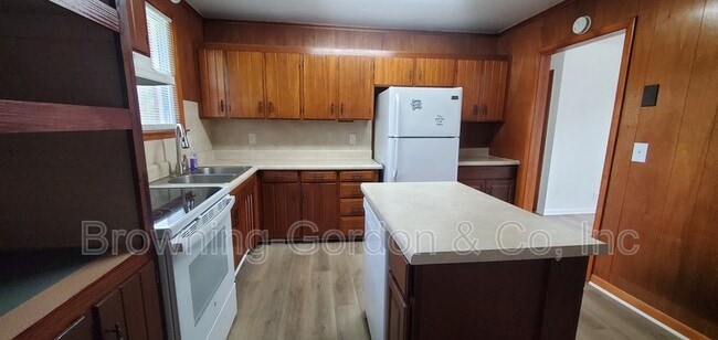 Building Photo - 5020 Bonnameade Dr