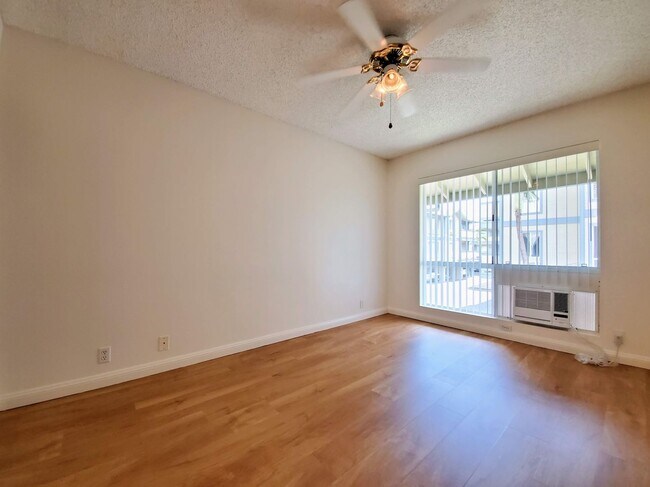 Building Photo - For Rent | 1 bedroom, 1 bath upstairs corner unit located in Sun Rise with 1 assigned parking stall