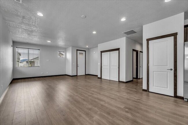 Building Photo - Charming 3 Bed and 2 Bath Home