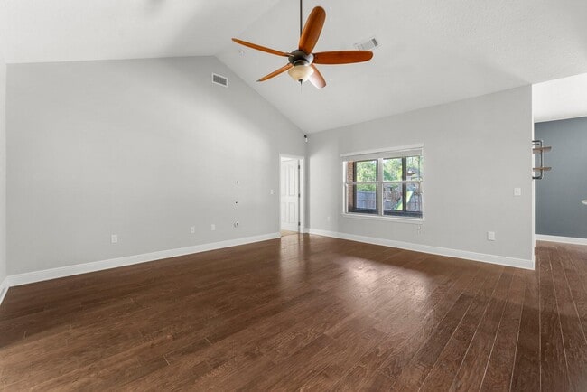 Building Photo - 132 Whispering Lake Dr