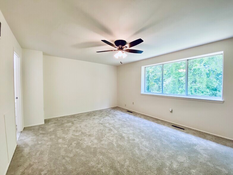 Building Photo - 10690 High Beam Ct