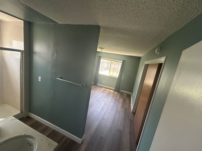 Building Photo - 3 bedroom 2 bath move in ready in Lemoore ...