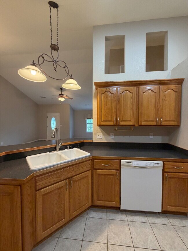 Building Photo - "Charming 3-Bedroom Summerbrooke home with 2 Full Baths with Fenced in, flat back yard”